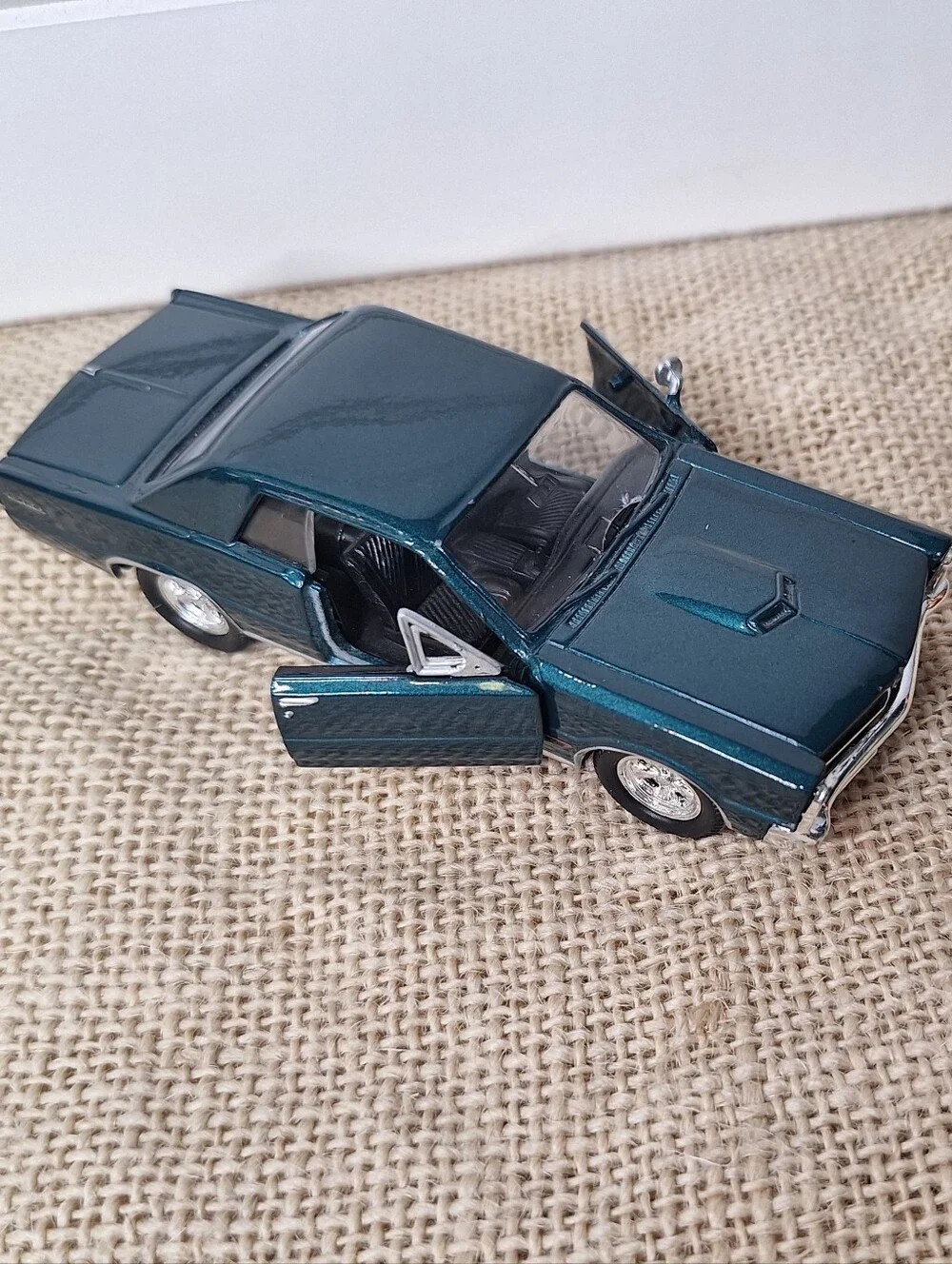 Lot Of 2 Die Cast Cars. 1971 Chevelle SS, 1965 Pontiac GTO
